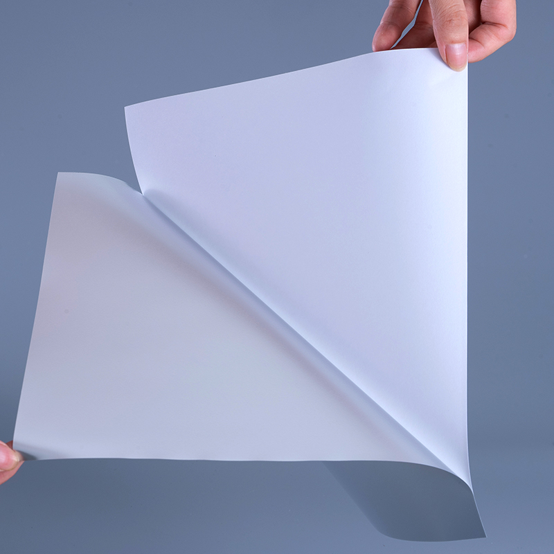 수성 아크릴 접착제 및 수성 코팅이 포함된 50mic 매트 실버 폴리에스테르 필름 라벨 재료