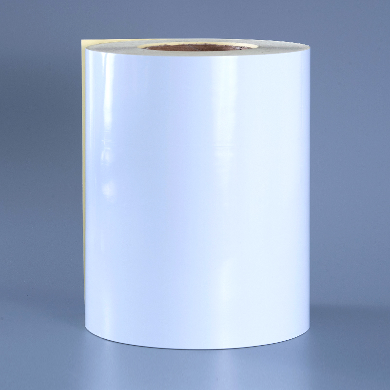 이동할 수 있는 접착제를 가진 50mic 광택 있는 백색 폴리에스테 필름 자동 접착 상표 알콜 저항하고 고열 저항하는