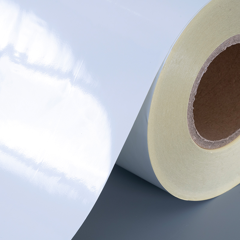 이동할 수 있는 접착제를 가진 50mic 광택 있는 백색 폴리에스테 필름 자동 접착 상표 알콜 저항하고 고열 저항하는