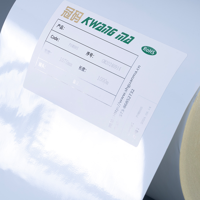 50mic 광택 있는 흰색 폴리에스터 PET 필름 디지털 인쇄용 용해력이 있는 아크릴 접착제 점보 롤이 있는 자체 접착 라벨
