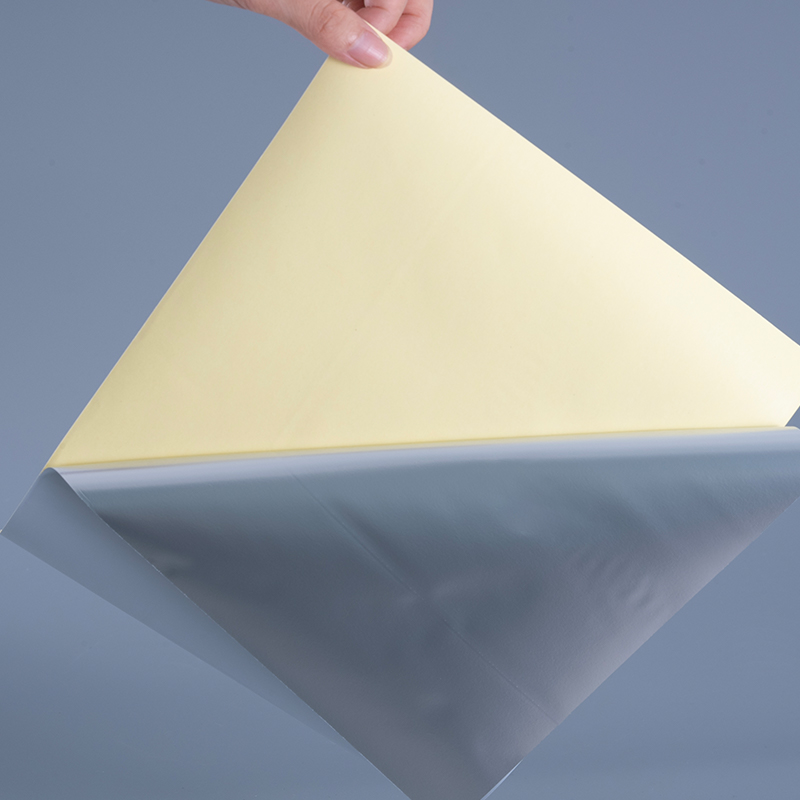 50mic 광택 있는 흰색 폴리에스터 PET 필름 디지털 인쇄용 용해력이 있는 아크릴 접착제 점보 롤이 있는 자체 접착 라벨