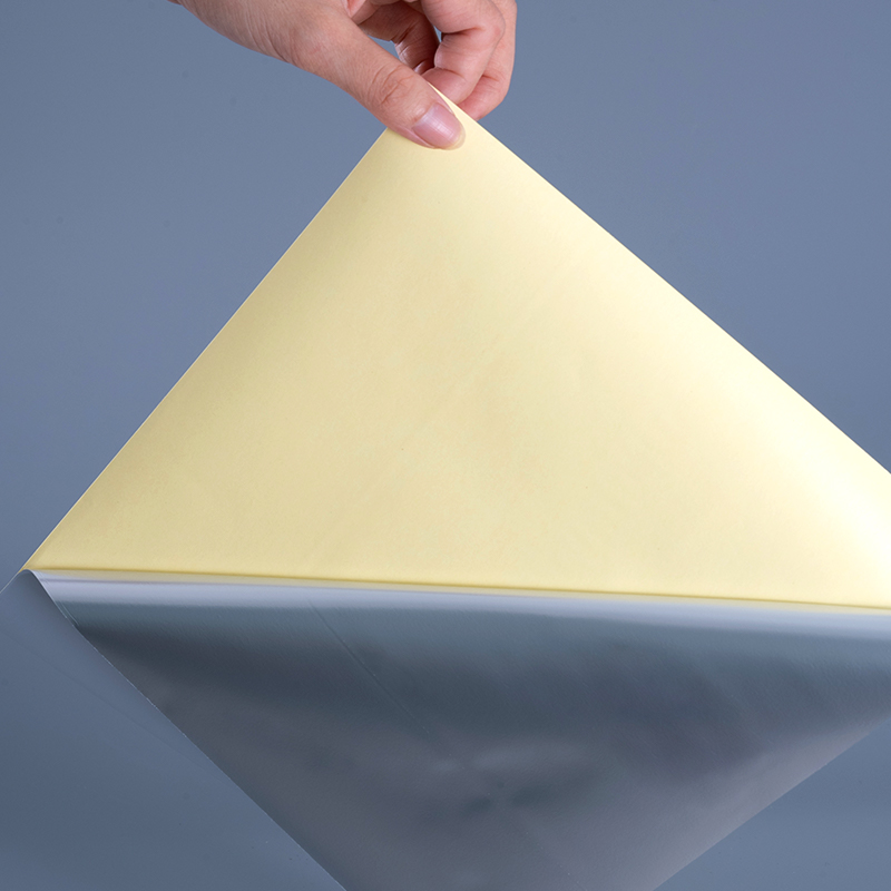 50mic 광택 있는 흰색 폴리에스터 PET 필름 디지털 인쇄용 용해력이 있는 아크릴 접착제 점보 롤이 있는 자체 접착 라벨